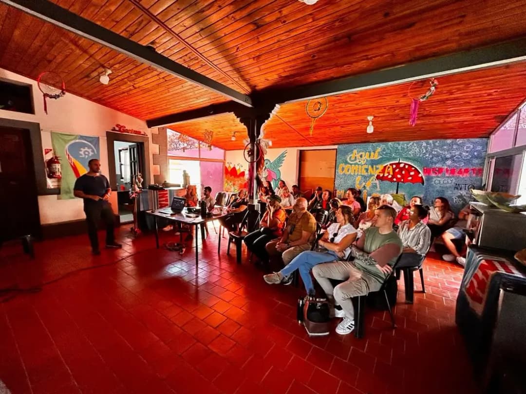 Iván dando una capacitación sobre cultivo acuático a un grupo de personas