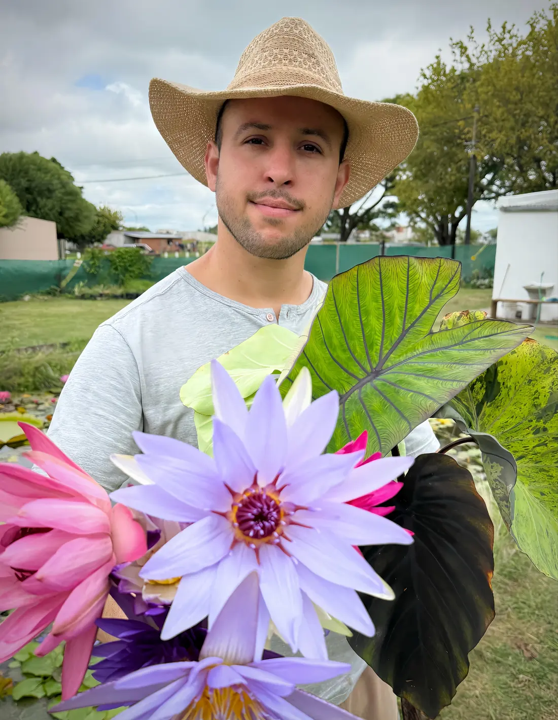 Iván Reisenauer con nenúfares recién cortados en el cultivo